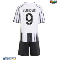 Otroški Nogometni dresi Juventus Dusan Vlahovic #9 Domači 2025-26 Kratek Rokav (+ Kratke hlače)